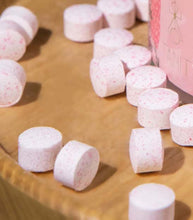 Charger l'image dans la galerie, Pastilles de dentifrice à la fraise - Recharge compostable - 62 pastilles
