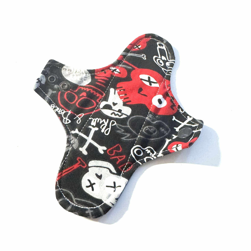 Serviette hygiénique lavable protège dessous • Crâne