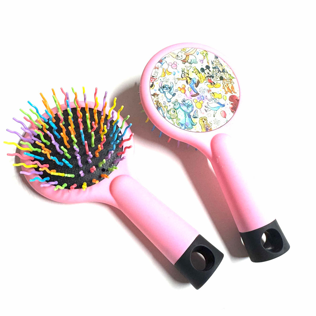 Brosse à cheveux • Personnages
