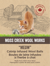 Charger l'image dans la galerie, 2 balles en laine infusées à l'herbe à chat | Jouet naturel pour chat | Cadeau écologique pour animaux
