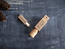 Charger l'image dans la galerie, Soie dentaire à l'amidon de maïs: Fil dentaire avec étui
