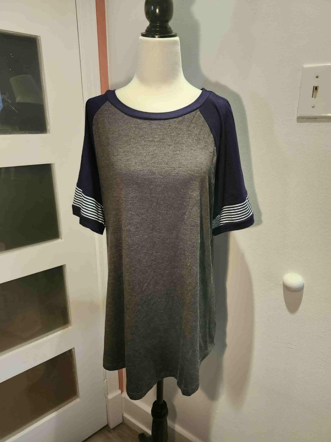 T-shirt bleu et gris neuf